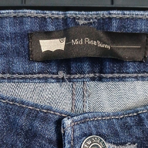 Levi's Women's Deep Indigo Mid Rise Skinny Leg Jeans - Picture 2 of 9